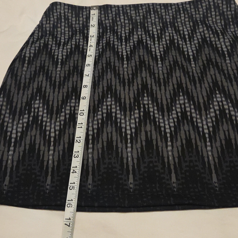 Athleta Pretty Black/Gray Mini Skirt In Very Good Condition! Stretchy Fabric. - Picture 10 of 10
